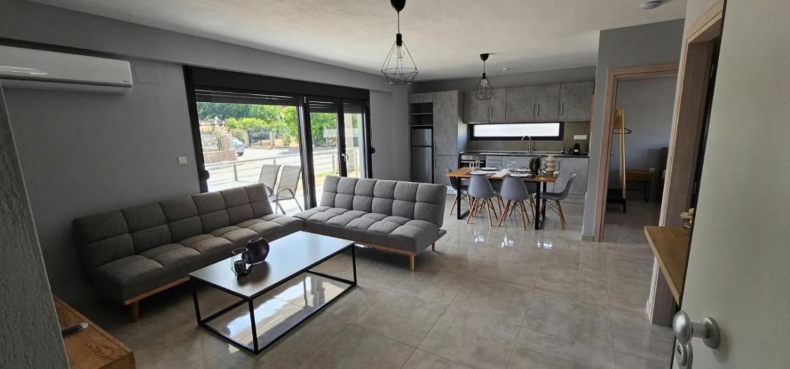 Elinor Apartments فلوغيتا