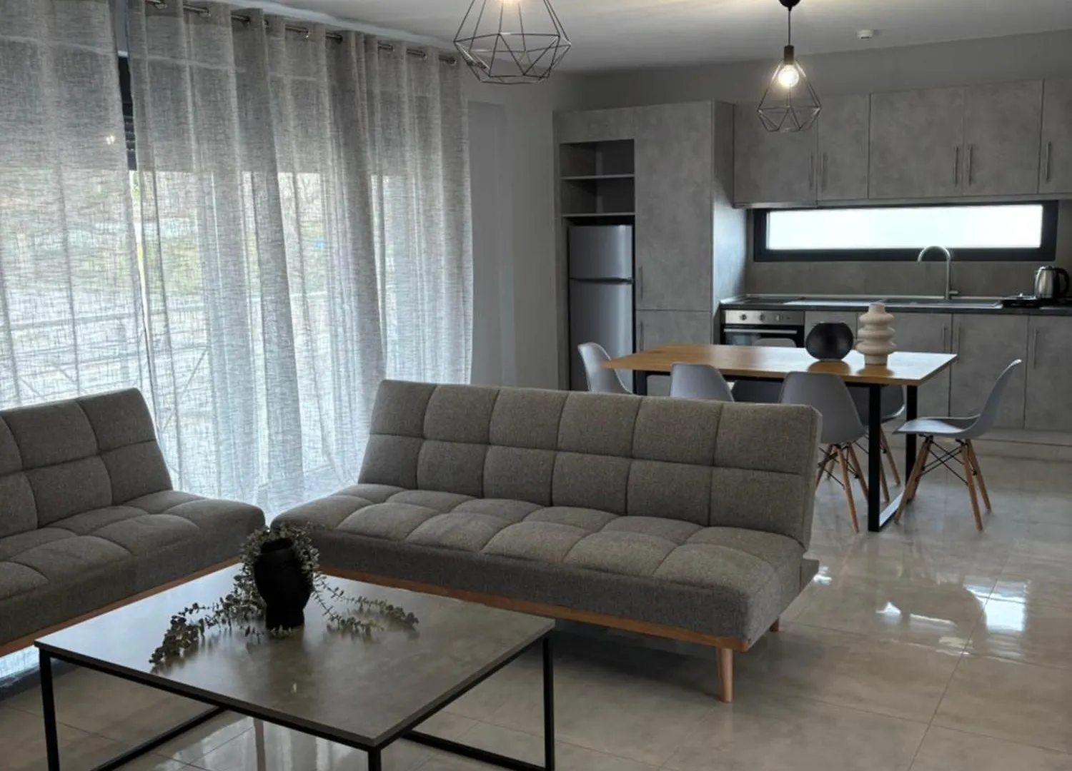 Elinor Apartments フロギタ