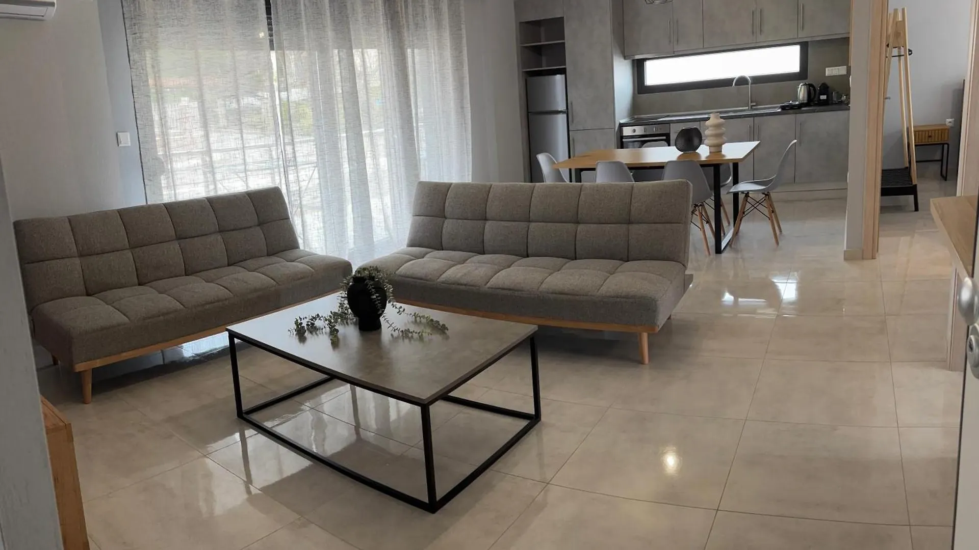 Elinor Apartments フロギタ